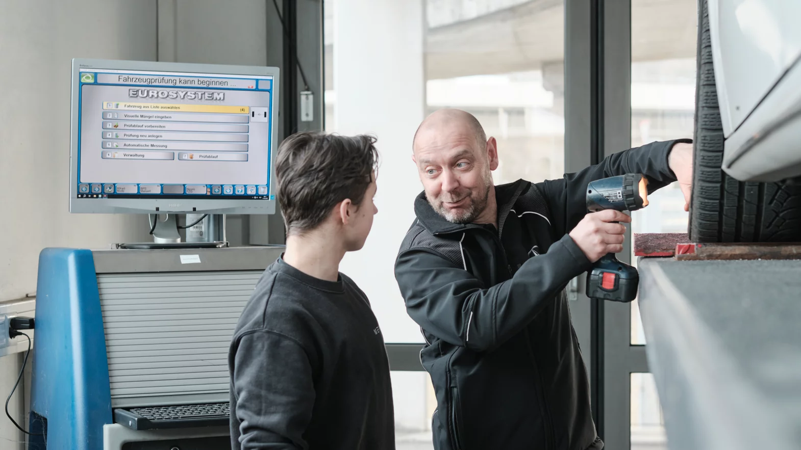 Mécatronicien(ne) d’automobiles, orientation utilitaires avec la formatrice professionnelle pendant le travail.