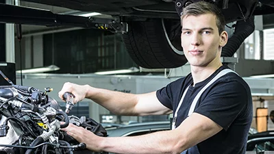 Mécatronicien(ne) d’automobiles CFC orientation véhicules légers au travail.