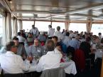 Die Delegierten lassen sich das Essen an Bord der "St. Gallen" schmecken