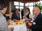 Ein Mädchen in Thurgauer Tracht stellt den Delegierten die Köstlichkeiten aus der Region vor